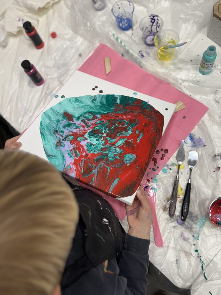 Kind arbeitet mit der Pouring Technik